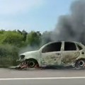 Gori automobil na: Auto-putu ka Nišu Buktinja kulja iz vozila, širi se gust, crni dim (video)