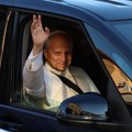 Papa Lav XIV prvi put napustio Vatikan i iznenadio vernike u malom italijanskom gradu