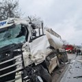 Prve slike jezive nesreće kod Kokinog Broda: Sudarili se auto i motocikl, motociklista stradao na mestu! (foto)
