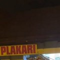 Saobraćajna nesreća na Novom beogardu: Pijan udario u vozilo u pokretu, pa vozilom uleteo u prodavnicu (video)