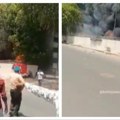Neverovatan snimak! Jedini preživeli sa telefonom u ruci odlazi sa mesta pada aviona u Indiji dok iza njega kulja plamen…