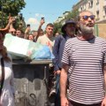 Gagi Jovanović i Branka Pujić pevaju „Ružo rumena“ policiji na blokadi u Zemunu