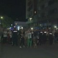 (VIDEO) Kako se građani i pristalice SNS-a u Zaječaru dovikuju preko kordona