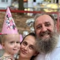 (Foto) naš političar i 36 godina mlađa napravili proslavu 3.: Rođendana ćerke Žurka za naslednicu neobičnog imena u parku…