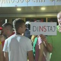 "Buka se nastavlja", pištaljke, vuvuzele i dečje pesme ispred Filozofskog fakulteta u Novom Sadu