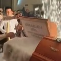 Bizarno i viralno: Uz muziku i prskalice zasladili se tortom u obliku mrtvačkog sanduka Kad se grobari okupe, to je daleko od…