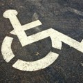 Preseo mu odmor: Čoveku oko uredno parkiranog automobila opština docrtala mesto rezervisano za invalide, kazne krenule da…