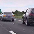 Zauzeli sve trake, pa krenuli da se "uvijaju" Snimljena još jedna bahata vožnja na auto-putu, ne zna se ko gde vozi (video)
