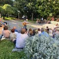 „NEK ŽIVI POEZIJA“: Pesnici iz Sremske Mitrovice i okolnih sela okupili se u gradskom parku