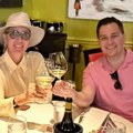 (Foto) Lepa Brena na večeri sa vanbračnim sinom Miroslava Ilića: Ne skidaju osmeh sa lica, nazdravljaju i piju vino