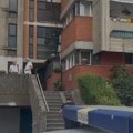Sin ubio majku?! Opsadno stanje na Novom Beogradu: Telo žene nađeno u stanu, policija blokirala ulicu i prilaz zgradi!