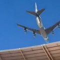 Trampov avion proleteo tik iznad krova stadiona