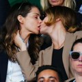 Buran poljubac dve devojke na tribinama dok je Đoković igrao protiv Hurkača: O ovoj fotografiji se priča