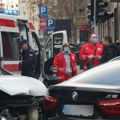 Teška nesreća u Dimitrija Tucovića: Motorista naleteo na trolejbus, od siline udarca se odbio i udario u auto, prevezen u…