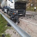 Tragedija kod Kokinog Broda: Nastradao vozač motora u sudaru sa kamionom (foto)
