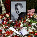 Grob Navaljnog zatrpan cvećem, Rusi u dugačkoj koloni čekaju da mu odaju poštu