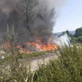 Gust dim prekrio celo naselje: Požar kod Užica, meštani u strahu da se vatra ne proširi (foto)