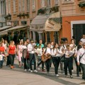 Čarolija pod maskama: Stotine dece u povorci najavilo "SimfoniFest Novi Sad"