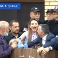 Haos na sednici Skupštine Vranja: Otimanje za mikrofon, pesme Lepe Brene i odbornica koja vrišti VIDEO