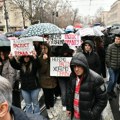 Studenti i danas na ulicama: Blokirane saobraćajnice u više gradova, odavala se pošta za žrtve nesreće u Novom Sadu (foto…