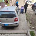 Zbog parkiranog automobila, invalidno lice nije moglo u zgradu