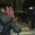 (ВИДЕО) Нишлије градоначелника Павловића и директора Дома здравља засуле јајима и исполивале водом