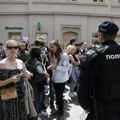 Studenti i građani izviždali premijera Macuta ispred Matice srpske u Novom Sadu