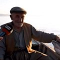 Snimak deke koji mazi ajkulu zapalio internet: Morska neman uživa kao mače dok je miluje, a evo gde se sve dogodilo