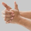 Krckanje prstiju i artritis – postoji li stvarna veza?