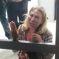 Vaspitačicu nisu hteli da puste da uđe u avion zbog prtljaga, ona ih na kolenima molila i plakala (video, foto)