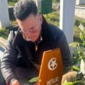"Nisam mogao ranije": Pevač otišao na grob Halida Bešlića, a onda je uradio nešto što je zgrozilo sve ljude