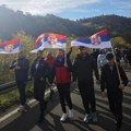 Srbi sa KiM nastavljaju put ka Novom Sadu, ori se "Ja sam momče sa Kosova" Pešacima se u koloni pridružili i meštani Raške i…