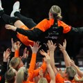 Француска узела медаљу у рукомету, али... Једина коју су на рукама носиле саиграчице била је Холанђанка