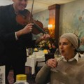 Pije vino dok joj violinista svira na uvce: Evo kako Nataša Ninković uživa u kafani u Budimpešti!
