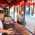„Da li je ovo realno?“ Račun sa Roštiljijade od 11.600 dinara zapalio mreže, evo koliko koštaju pljeskavica i sok