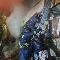 (Foto, video) „Sklonite decu, hitno se evakuišite“ Brutalni serijski udari na Ukrajinu: Ruski dronovi gađaju kuće i parkove…