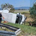 Vozač kombija koji se prevrnuo ima prelom grudne kosti