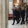 Vučić uneo badnjak u zgradu Predsedništva, bila tu i deca iz Severne Makedonije