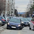 Težak Udes u Čačku: Sudarili se pežo i reno, jednom automobilu otpao točak