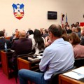 Zašto Vučić priča o terminu novih izbora, a tvrdi da SNS ima većinu u Beogradu