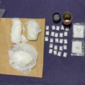Hapšenje u Novom Pazaru zbog kokaina: Muškarac ispod bloka krio paketiće, drugi vozio taksi pun droge