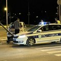 Haos u Kragujevcu: Automobil udario u semafor i srušio ga!