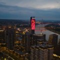 Spektakularni prizori na Kuli Beograd Zastave Kine i Srbije zasijale iznad reke (video)