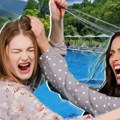 Užasan napad na bazenu u Novom Sadu: Tinejdžerka iz sve snage udara ženu sa detetom u rukama pesnicama u glavu