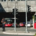 Automobil se zakucao u zadnji deo autobusa: Saobraćajna nezgoda u Terazijskom tunelu - zbog udesa usporen saobraćaj (foto)