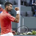 Federerovi sunarodnici čestitali Novaku rođendan: Pogledajte šta su uradili na meču protiv Arnaldija