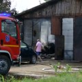 Bukti požar u Batajnici, gori garaža od 300 kvadrata