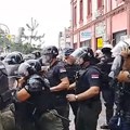 U zaječarsku skupštinu upali nabildovani muškarci s fantomkama (video)