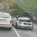 "Jedan auto se zakucao u bankinu, druga vozila ostala raštrkana i slupana": Žestok sudar kod Gornjeg Milanovca (Foto)