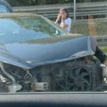 Užasnuta žena, a ispred nje razvaljen auto, delovi ispali na sve strane: Jeziv udes na auto-putu kod Vrčina